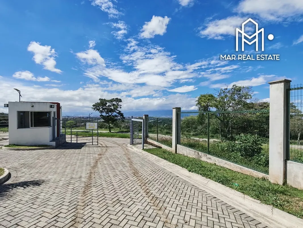 Se presenta una exclusiva oportunidad de inversión o desarrollo residencial en el Condominio Barons, ubicado en Santa Bárbara de Heredia. Este entorno privado y seguro ofrece un clima ...