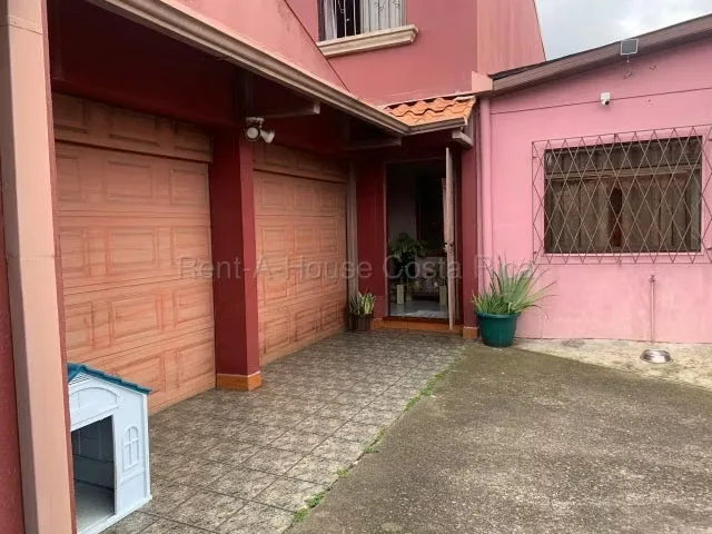 RAH 27-701 MJM Oportunidad Única en San Rafael Arriba de Desamparados! Propiedad excepcional en el corazón de San Rafael Arriba de Desamparados! Un lote de 692 mt² con dos casas ...