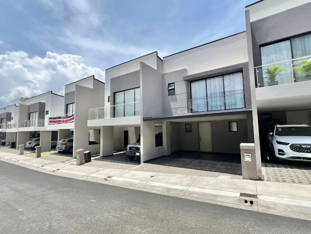 Rental house in Santa Ana - Lindora Village. 3 rooms. Unsurmountable threats!