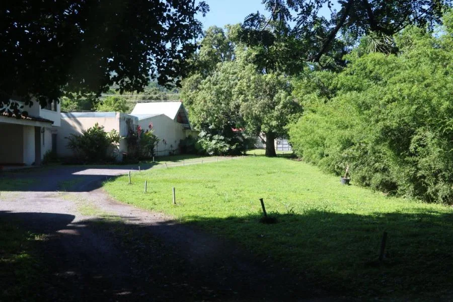 Naturaleza, ubicación y gran potencial en lote residencial #26-884 GS - Venta en Santa Ana
