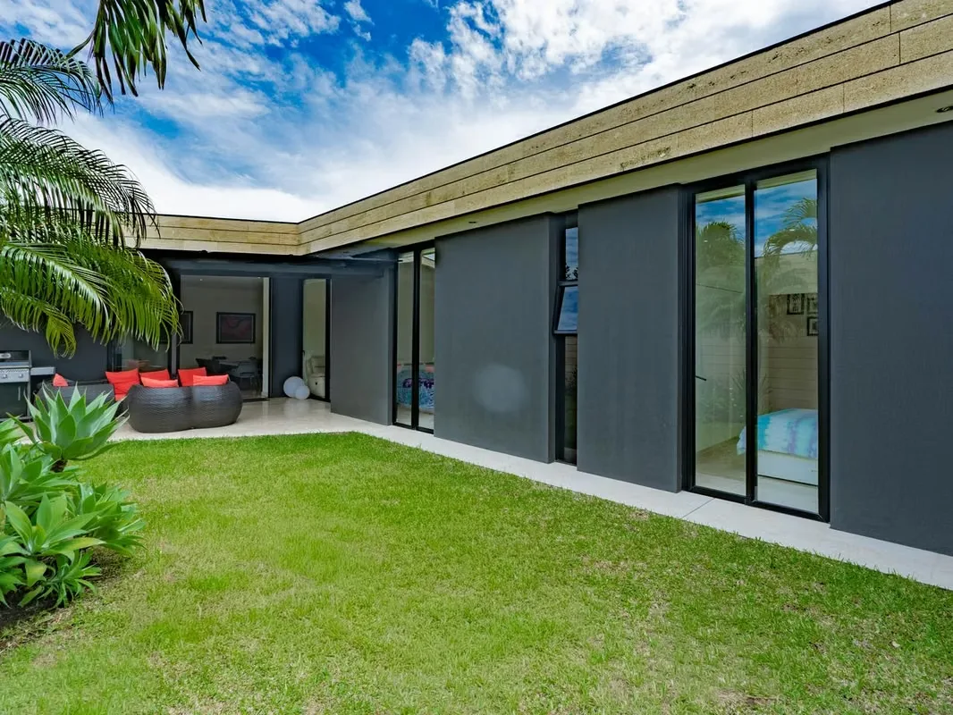 Una casa pensada para quienes buscan comodidad en un solo nivel, espacios familiares y la tranquilidad de vivir en condominio, con áreas sociales que permiten disfrutar tanto del ...