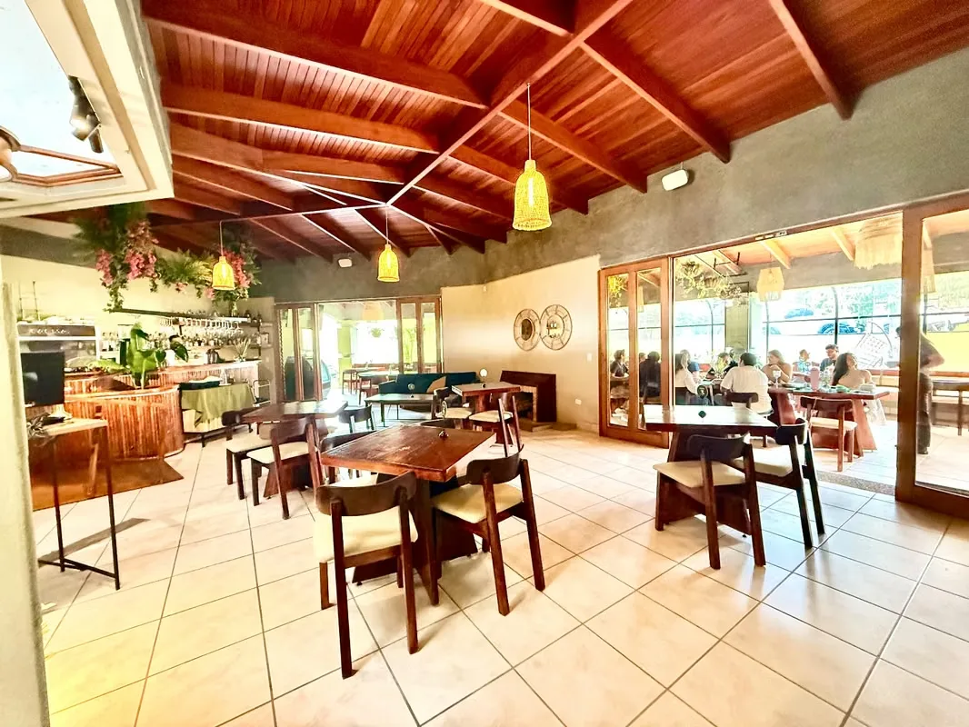 Se vende exitoso restaurante con ocho años de trayectoria, clientela establecida y una propuesta arquitectónica completamente desarrollada. Un negocio listo para continuar operando, ...