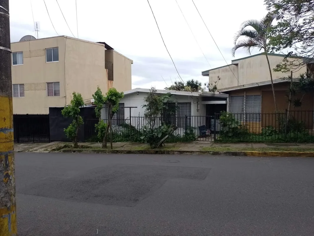 Una propiedad cuyo principal atractivo es su ubicación en La Granja, San Pedro de Montes de Oca, y su terreno esquinero con **31,45 metros de frente total a calle pública**. Ideal ...