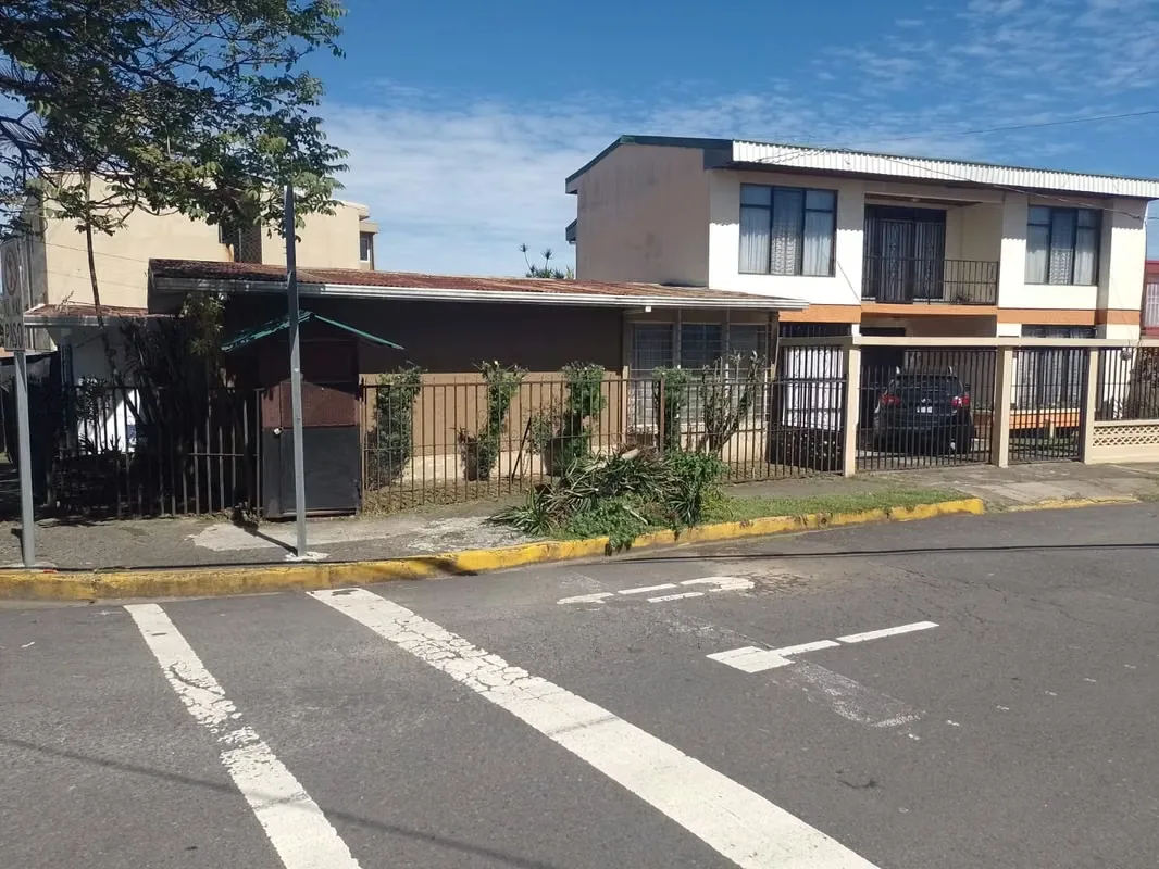 Una propiedad cuyo principal atractivo es su ubicación en La Granja, San Pedro de Montes de Oca, y su terreno esquinero con **31,45 metros de frente total a calle pública**. Ideal ..., photo 3