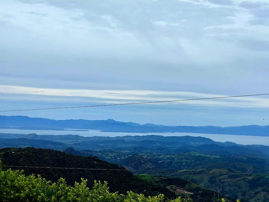 MA Asesoría vende hermoso lote de 933 m² en Santa Elena de Monteverde, ubicado a solo 2 km del centro y ...