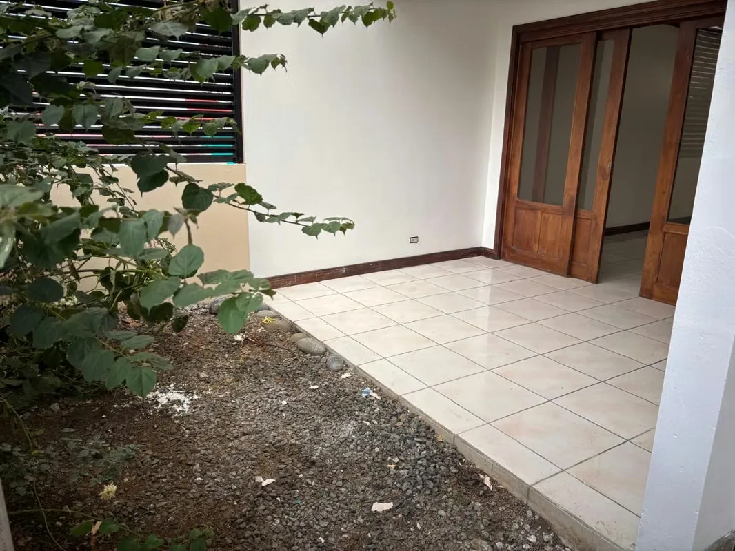Apartamento amplio en condominio Curridabat- Santa Marta, consta de cochera para 2 autos, sala-comedor amplios, cocina, area de pilas, 2.5 baños, patio con terraza. . Zona muy segura, ...