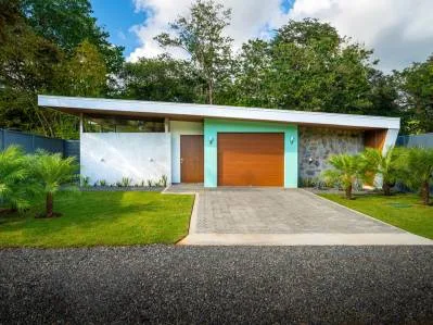 Impresionante casa tropical moderna de mediados de siglo con 3 dormitorios, a pasos de la playa., photo 2