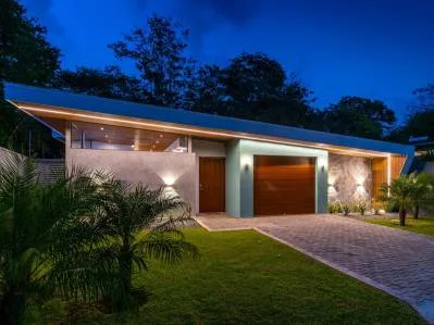 Impresionante casa tropical moderna de mediados de siglo con 3 dormitorios, a pasos de la playa., photo 5