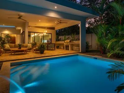 Impresionante casa tropical moderna de mediados de siglo con 3 dormitorios, a pasos de la playa., photo 9