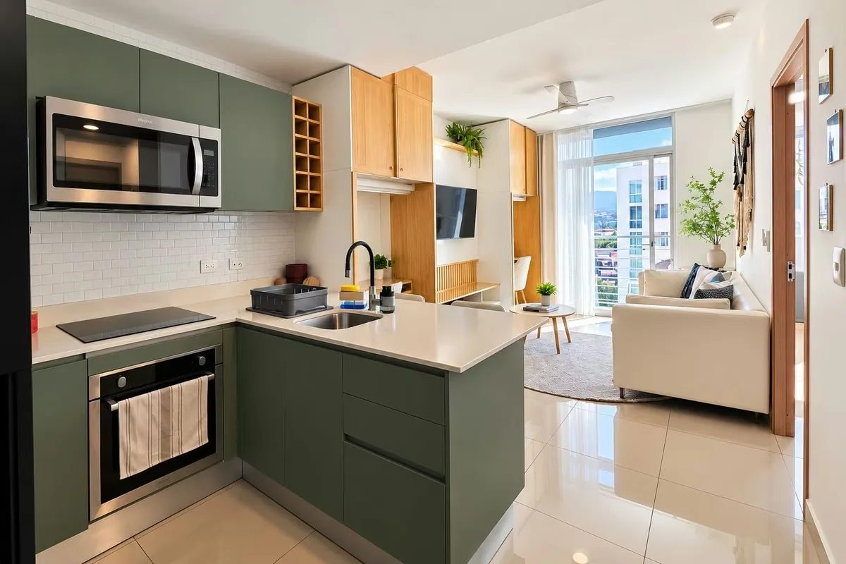 Habitaciones: 1 (de lujo, con cama King size, TV inteligente de 42” y amplio espacio de almacenamiento)