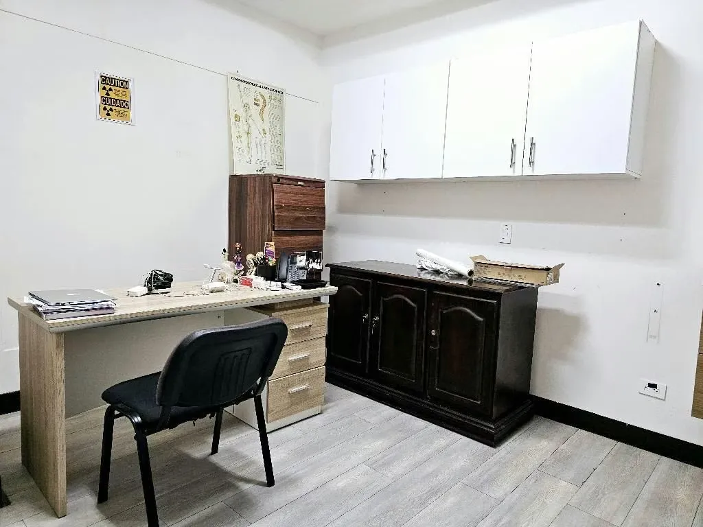 Se alquila varios consultorios en reconocida Clínica en Paseo Colón., photo 2