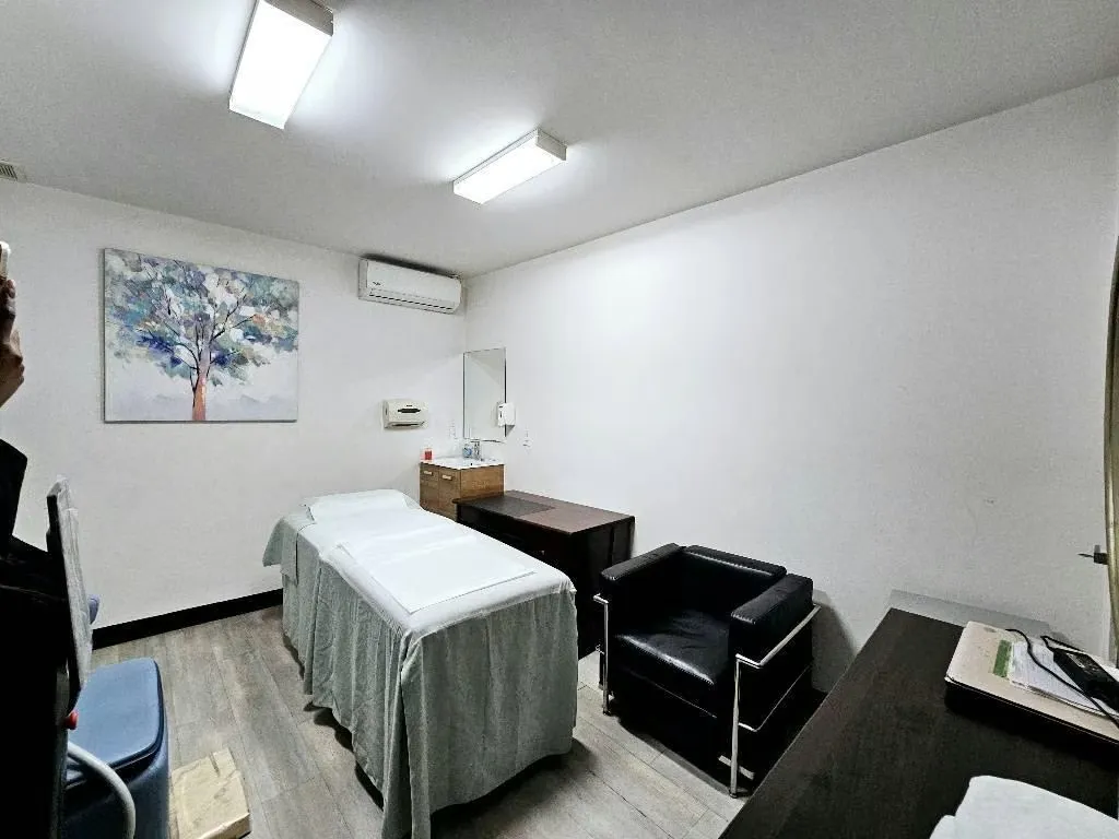 Se alquila varios consultorios en reconocida Clínica en Paseo Colón., photo 6