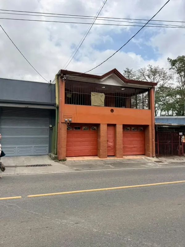 Ideal for large family or to make it a large house or separate apartments and generate income.