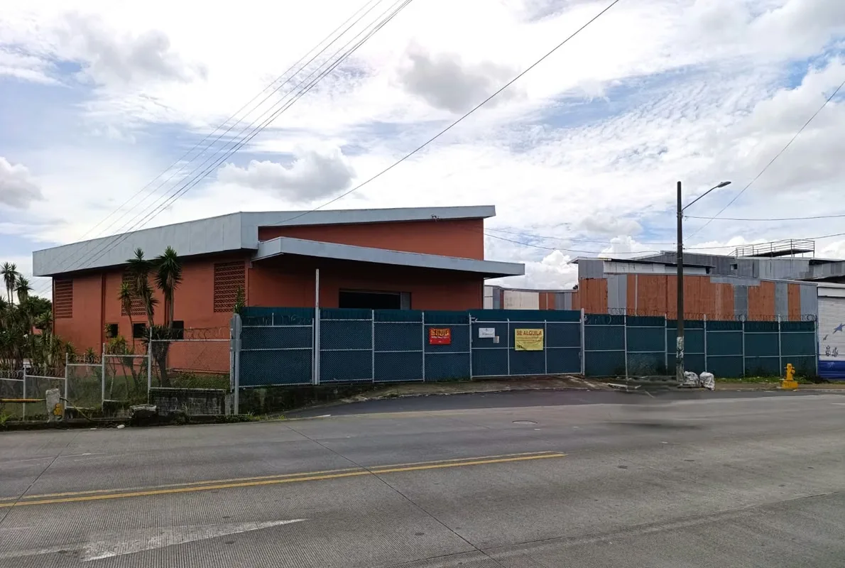 Amplia bodega de 305 m² en alquiler en Goicoechea, excelente ubicación sobre vía principal