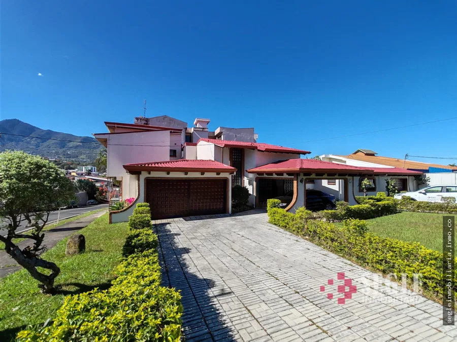 Venta de casa en zona comercial, Escazú, Trejos Montealegre.
