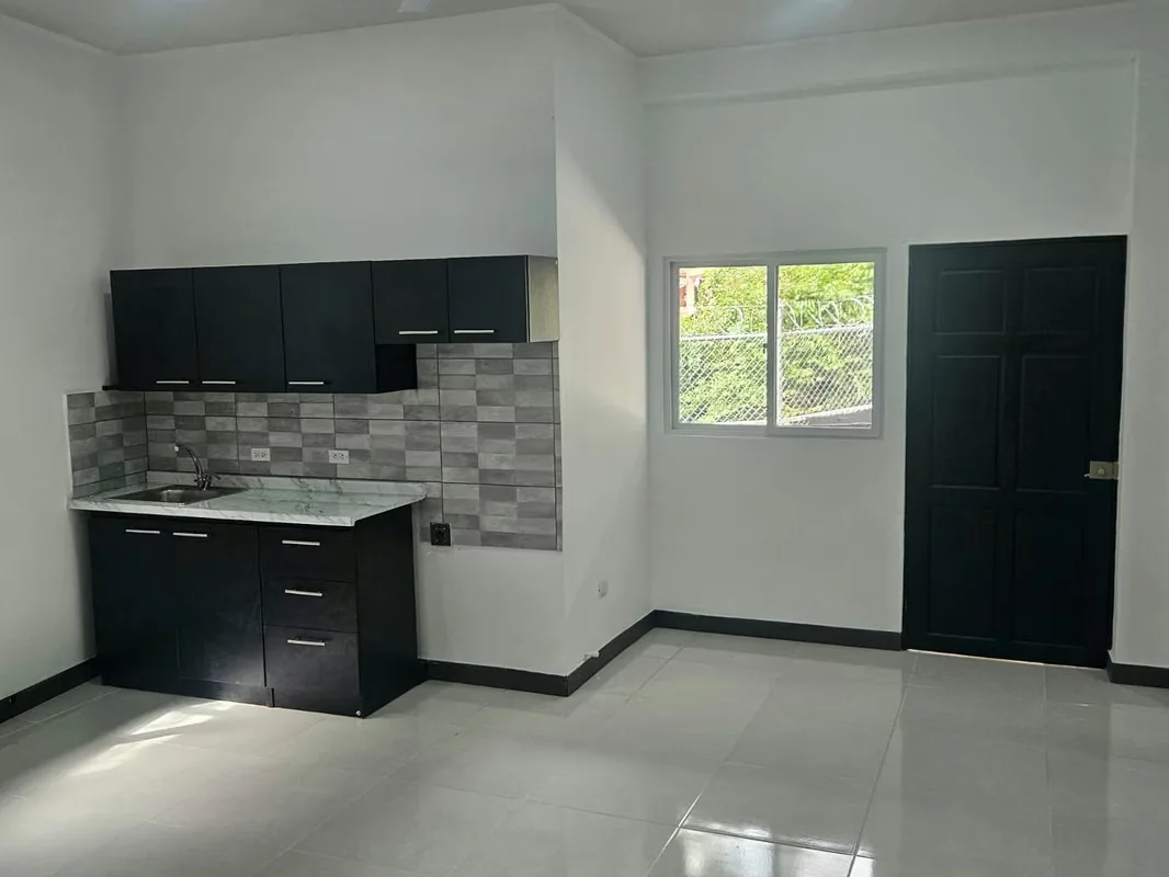 Cómodo y práctico apartamento ubicado en Ciudad Colón, en calle sin salida y dentro de un complejo privado de solo 2 apartamentos, lo que garantiza tranquilidad y privacidad.