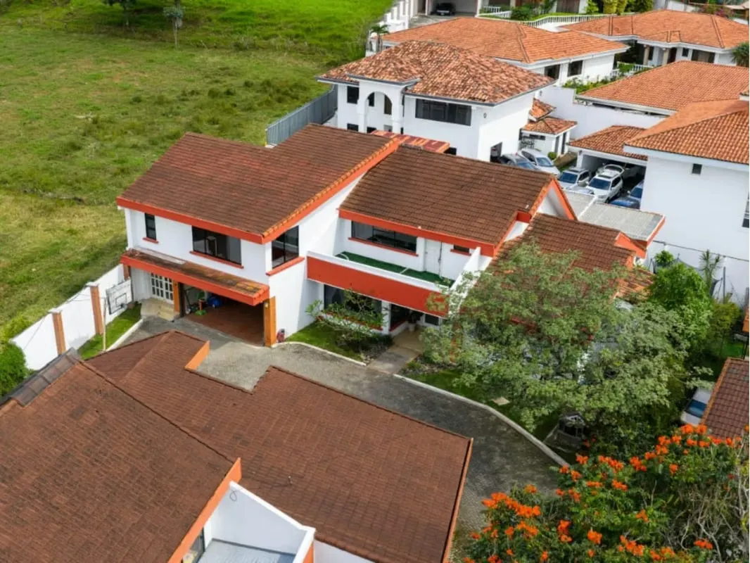 Amplia residencia en condominio privado de solo cinco casas, ubicada en La Asunción de Belén, cerca de comercios, centros educativos y servicios., photo 2