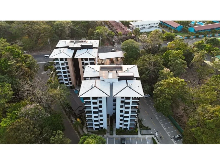 Apartamento con vista a la piscina en Torres del Mar en Jaco