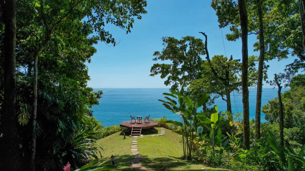 BEACHFRONT COLONIAL ESTATE IN ESCALERAS, photo 5