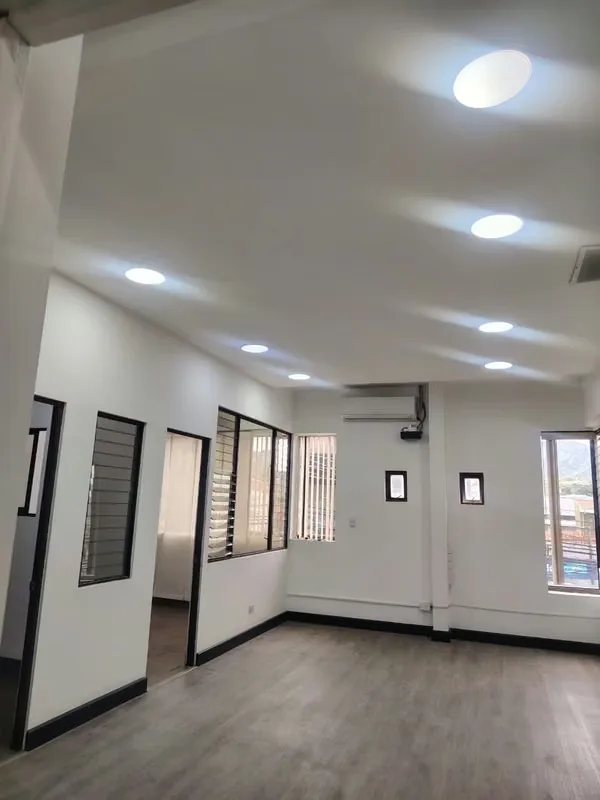 Esta excelente oficina se encuentra en el segundo piso, edificio con ascensor, ofreciendo comodidad, fácil acceso y un ambiente ideal para empresas, ...