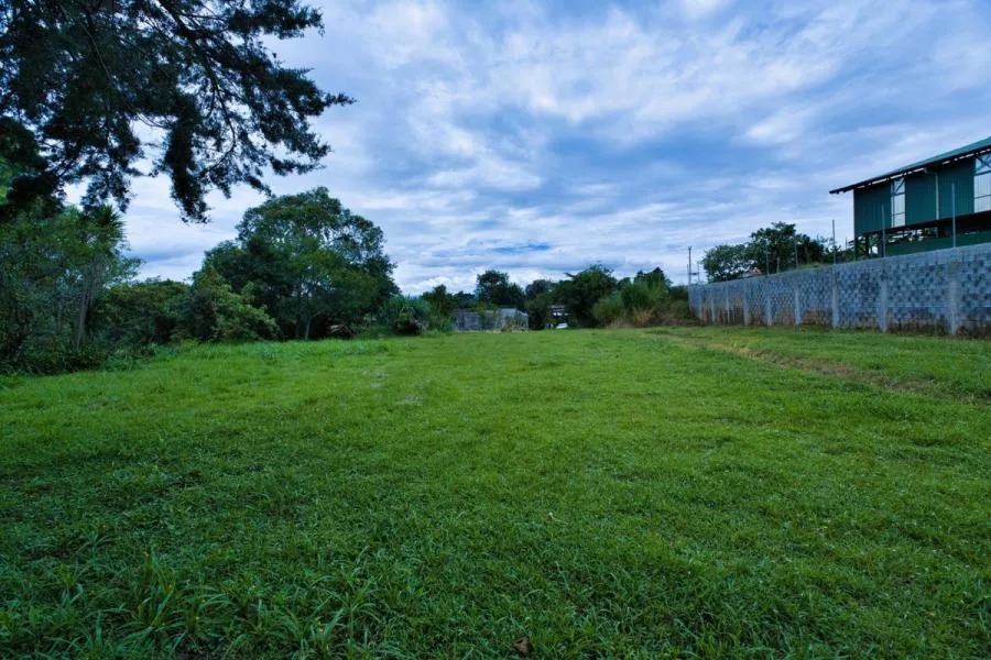 Se Vende Este Extenso Terreno en San Isidro, Heredia / JB OFC Mls. 25-1376 - Venta en San Isidro