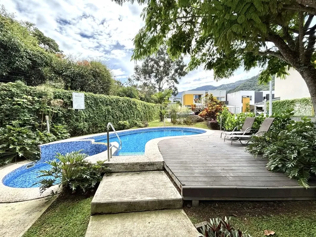 Moderna Casa en Venta en Río Oro de Santa Ana