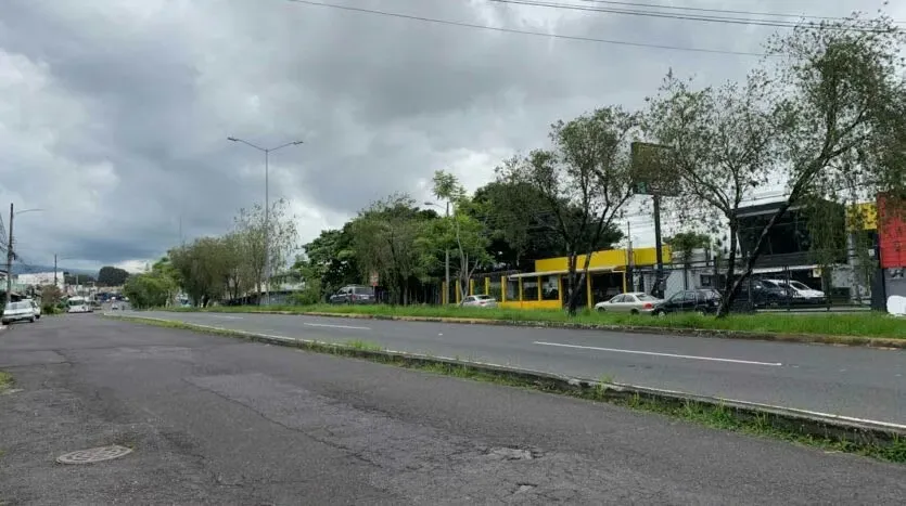 Code: 118099 Take advantage of this unique investment opportunity! This 2-level commercial building is strategically located in Zapote, just 700 metres from the social security ..., photo 2