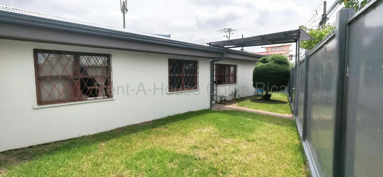 Corner House for Sale in San Pedro | 266 m² Lot & Spacious Parking Area, photo 2