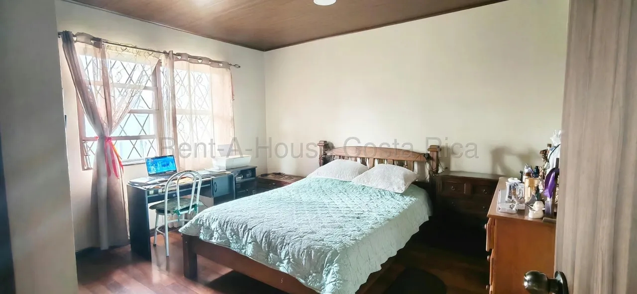 Corner House for Sale in San Pedro | 266 m² Lot & Spacious Parking Area, photo 12