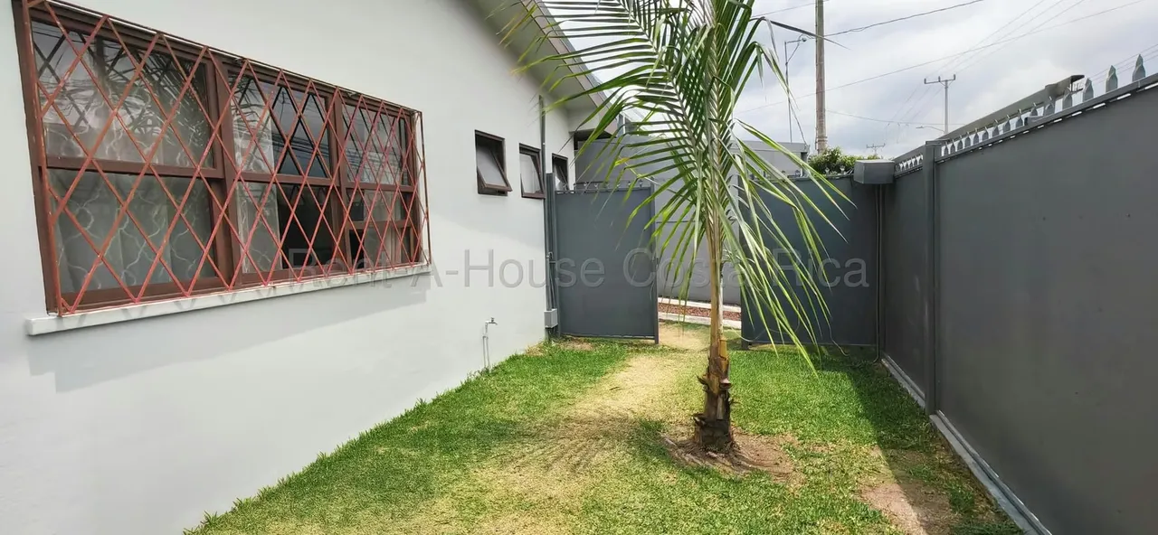 Corner House for Sale in San Pedro | 266 m² Lot & Spacious Parking Area, photo 3
