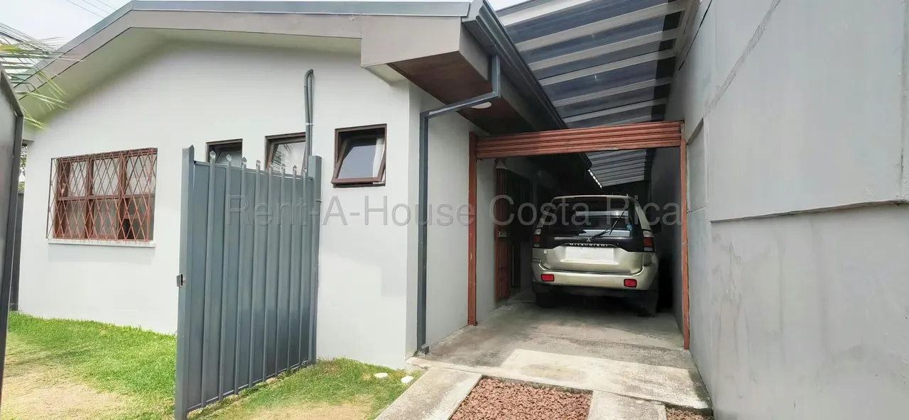 Corner House for Sale in San Pedro | 266 m² Lot & Spacious Parking Area, photo 4