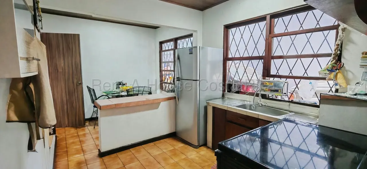 Corner House for Sale in San Pedro | 266 m² Lot & Spacious Parking Area, photo 5