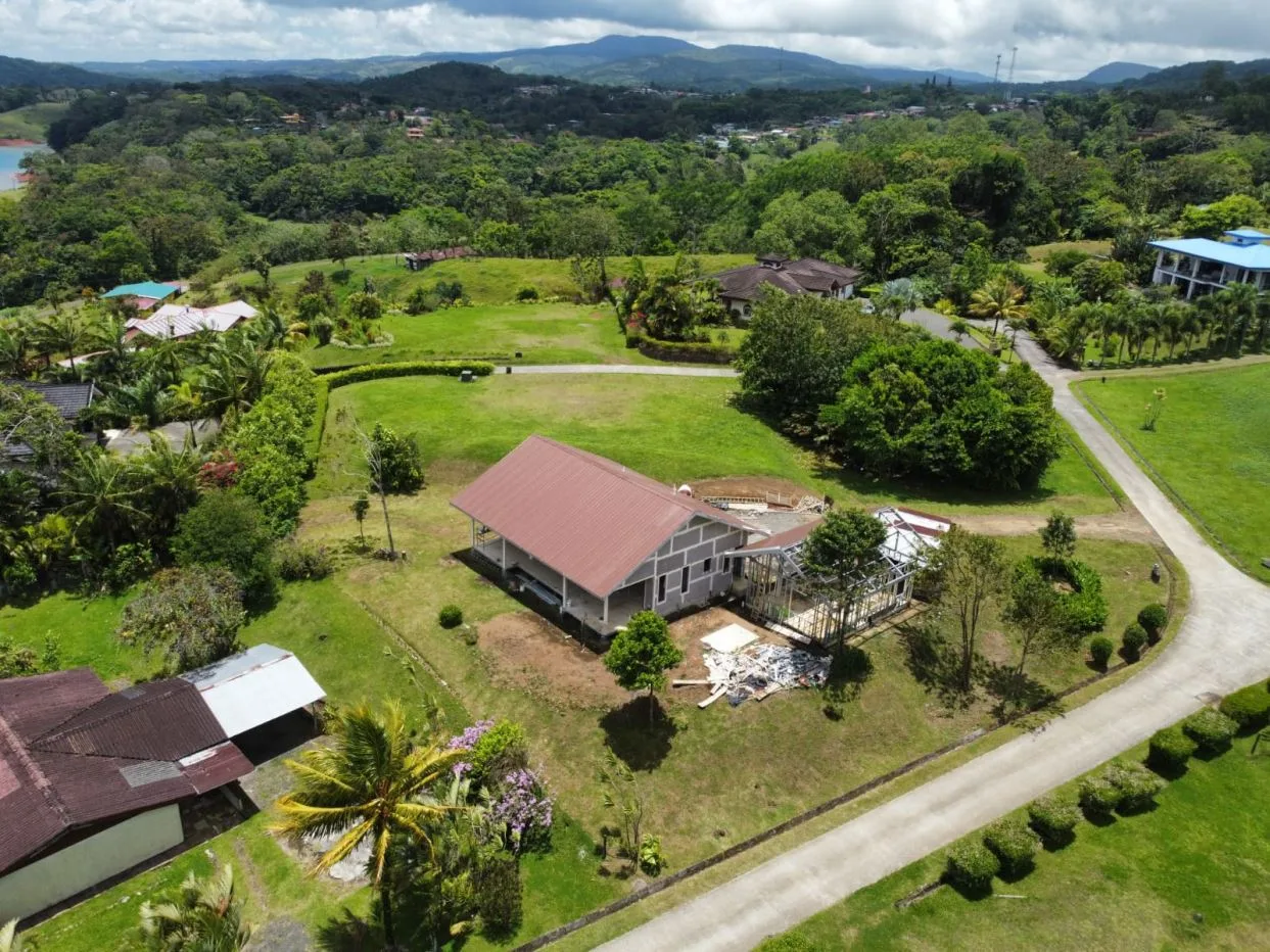 Brand-New Contemporary Lakeview Home with Detached Garage &amp; Guest Studio | Lake Paradise, Nuevo Arenal