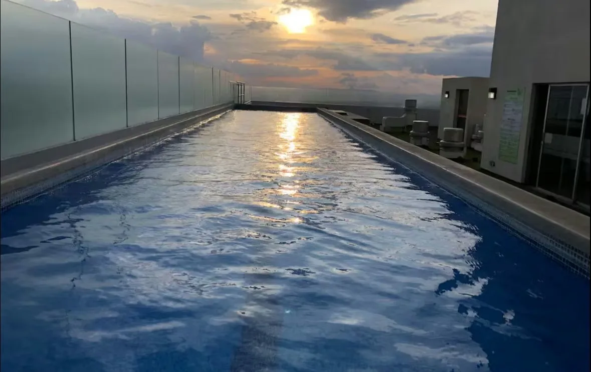 Acogedor apartamento ubicado en piso 7 con vista hacia San José multiples amenidades, piscinas, jacuzzis, gimnasio, sala de cine, sala de co-working, rancho BBQ. Cerca de ...
