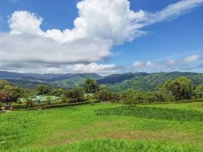 Hermosa vista al mar con enorme casa en Cacao Ridge