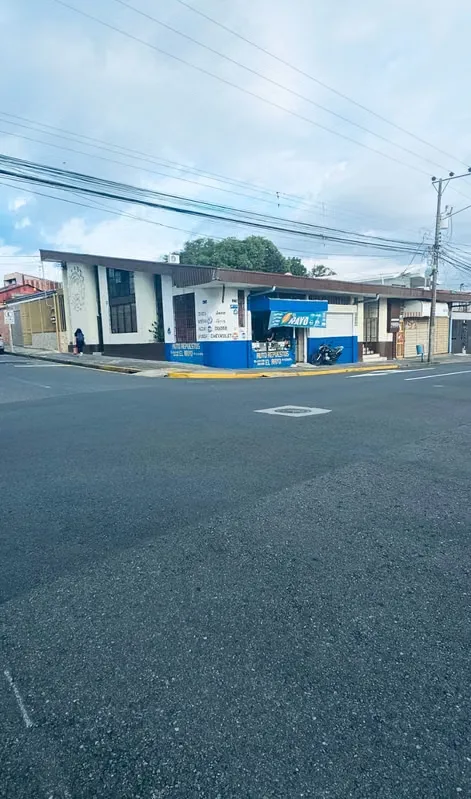 Ubicado en Heredia Centro, este local comercial en alquiler ofrece una excelente combinación de ubicación, amplitud y funcionalidad.