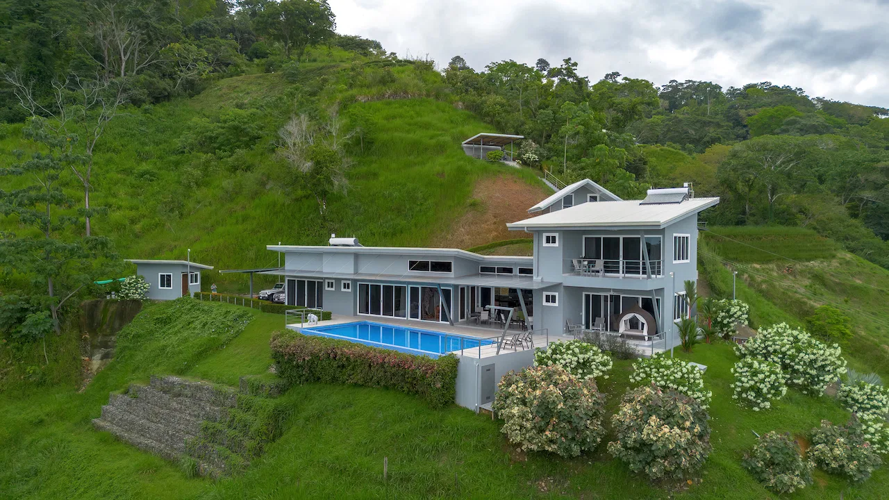 LUXURY 5 BEDROOM ESTATE IN UVITA WITH GYM AND GUEST CASITA