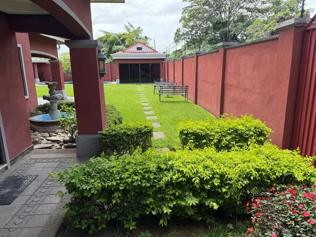 Ubicada en una zona estratégica, a pocos minutos de Forum 1, esta amplia y elegante casa ofrece una excelente combinación de comodidad, funcionalidad y ubicación privilegiada, con ...