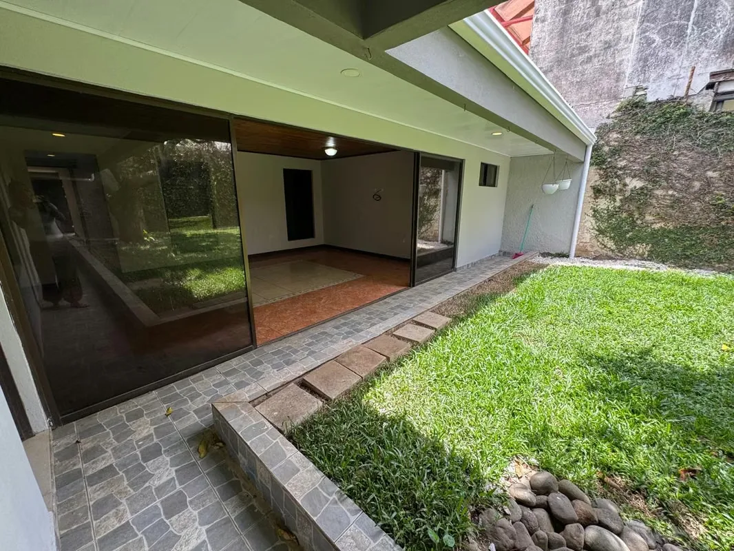 Living on one floor, with a wide courtyard, in Rohrmoser! House for rent.