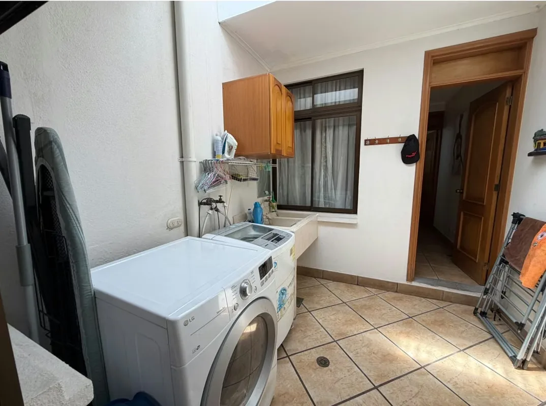 Cocina, lavandería, cuarto de servicio con baño completo, dos dormitorios secundarios y baño completo con ducha, amplio dormitorio ..., photo 2