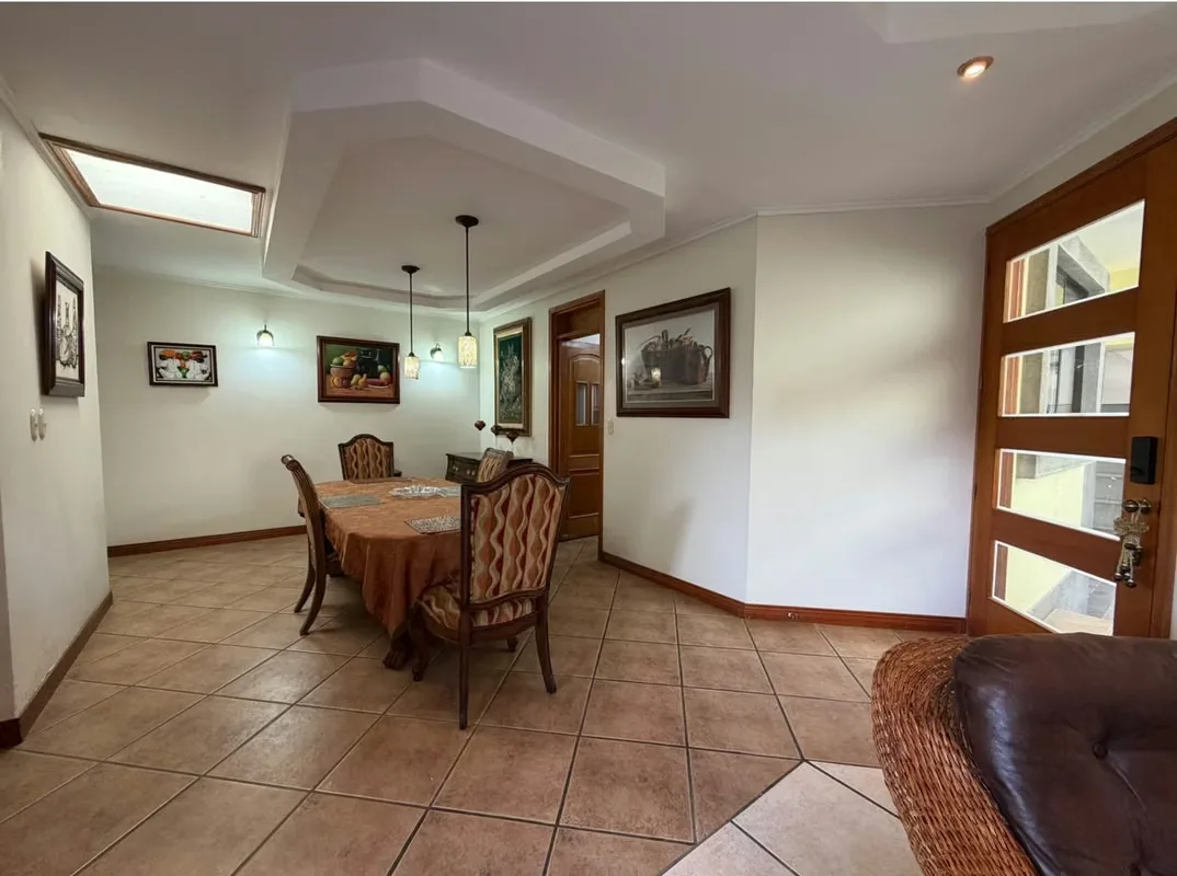 Cocina, lavandería, cuarto de servicio con baño completo, dos dormitorios secundarios y baño completo con ducha, amplio dormitorio ..., photo 3