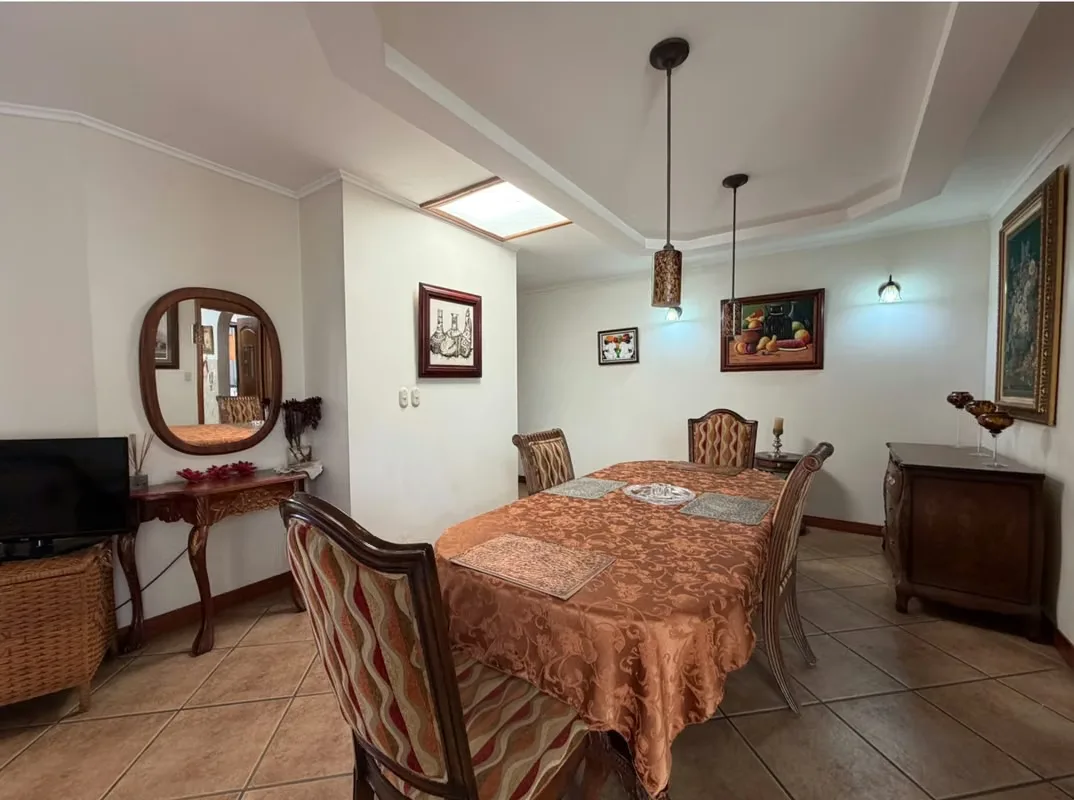 Cocina, lavandería, cuarto de servicio con baño completo, dos dormitorios secundarios y baño completo con ducha, amplio dormitorio ..., photo 6