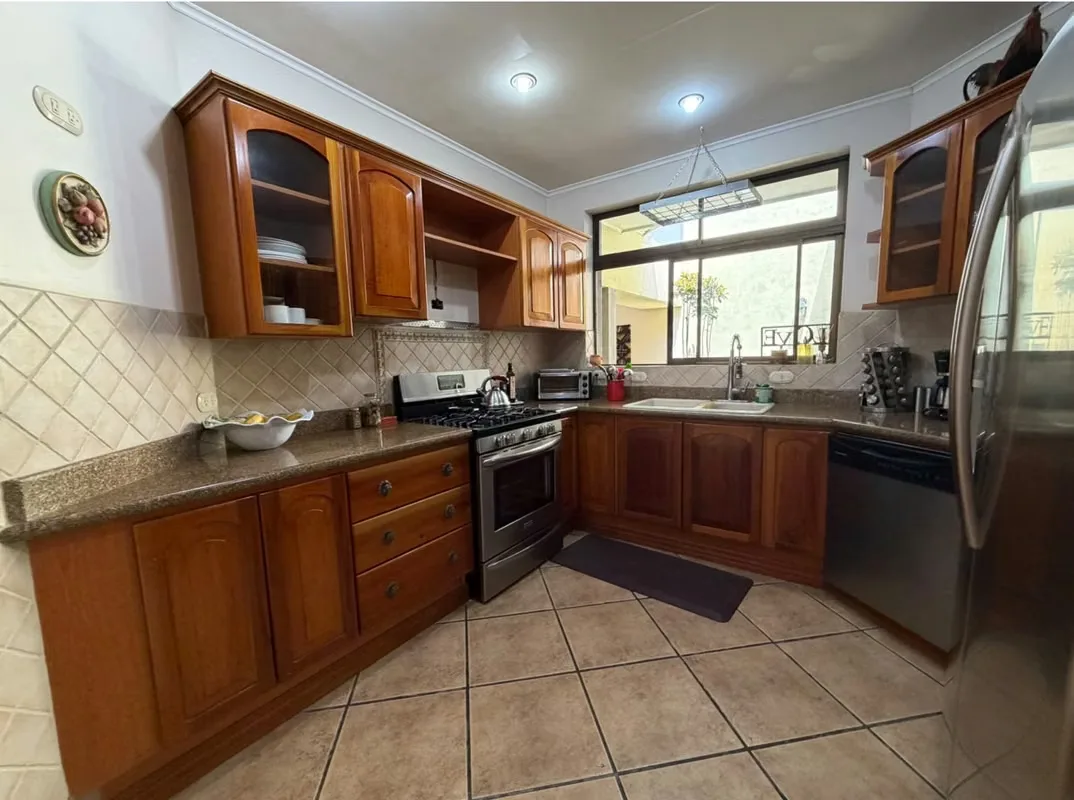 Cocina, lavandería, cuarto de servicio con baño completo, dos dormitorios secundarios y baño completo con ducha, amplio dormitorio ..., photo 8