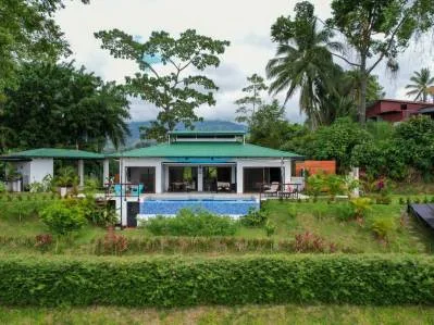 Casa en venta: vista al mar, energía solar y comodidades modernas
