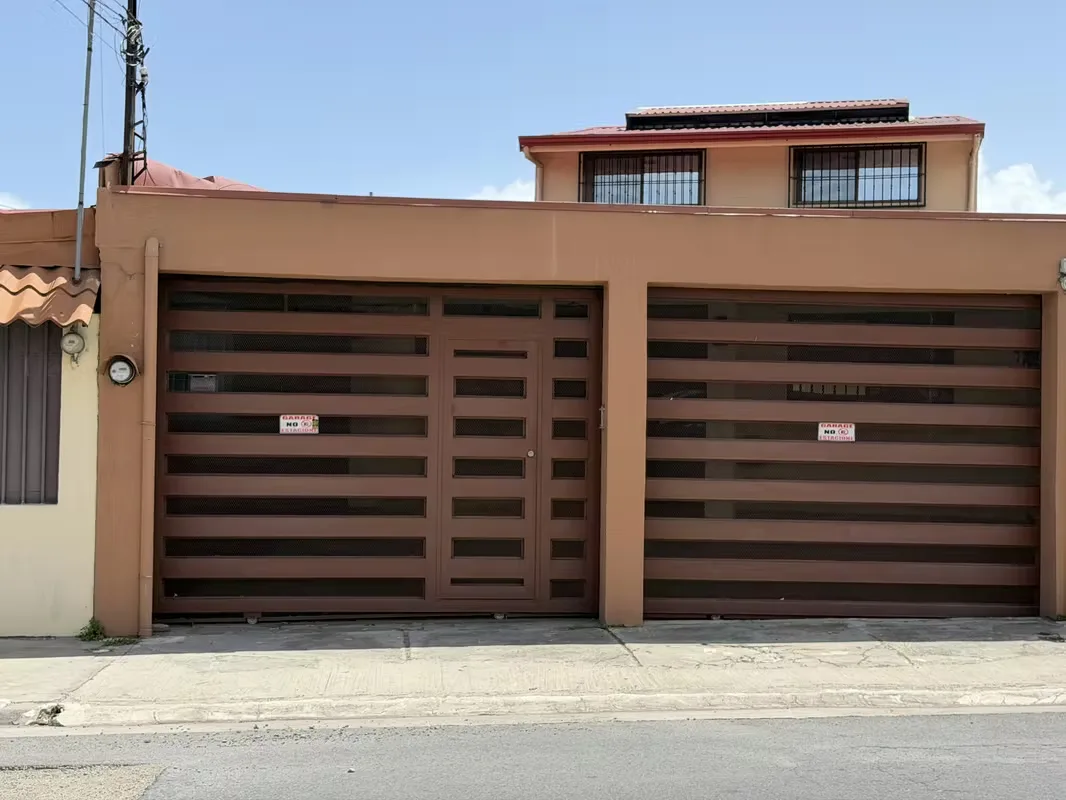 Amplia y cómoda casa de dos niveles ubicada en zona residencial en Moravia, distrito San Vicente, a pocos pasos del Colegio Las Américas. Con 295 m² de construcción sobre un terreno ..., photo 2
