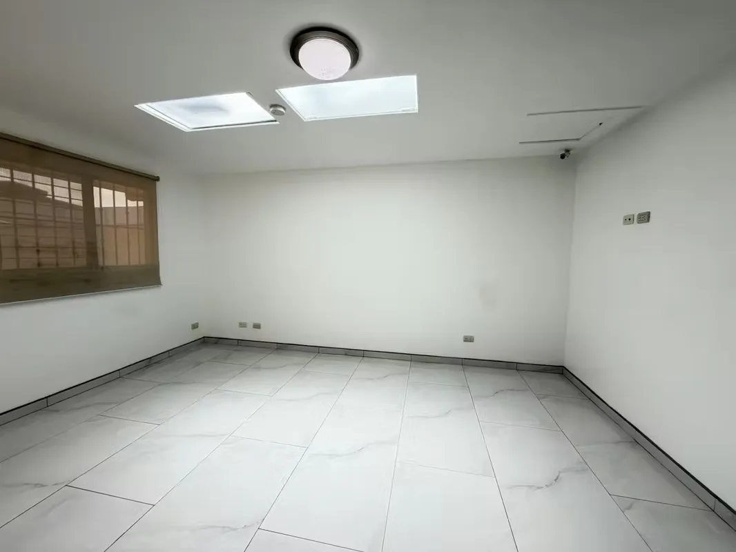 Amplia y cómoda casa de dos niveles ubicada en zona residencial en Moravia, distrito San Vicente, a pocos pasos del Colegio Las Américas. Con 295 m² de construcción sobre un terreno ..., photo 13
