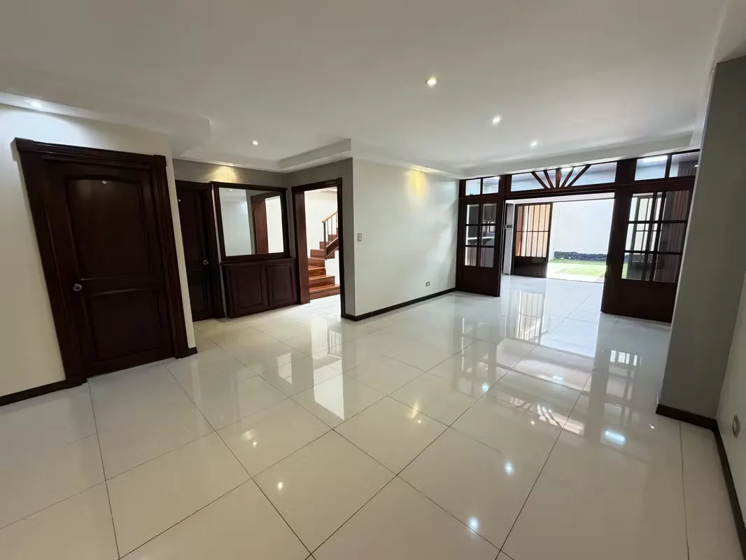 Amplia y cómoda casa de dos niveles ubicada en zona residencial en Moravia, distrito San Vicente, a pocos pasos del Colegio Las Américas. Con 295 m² de construcción sobre un terreno ..., photo 4