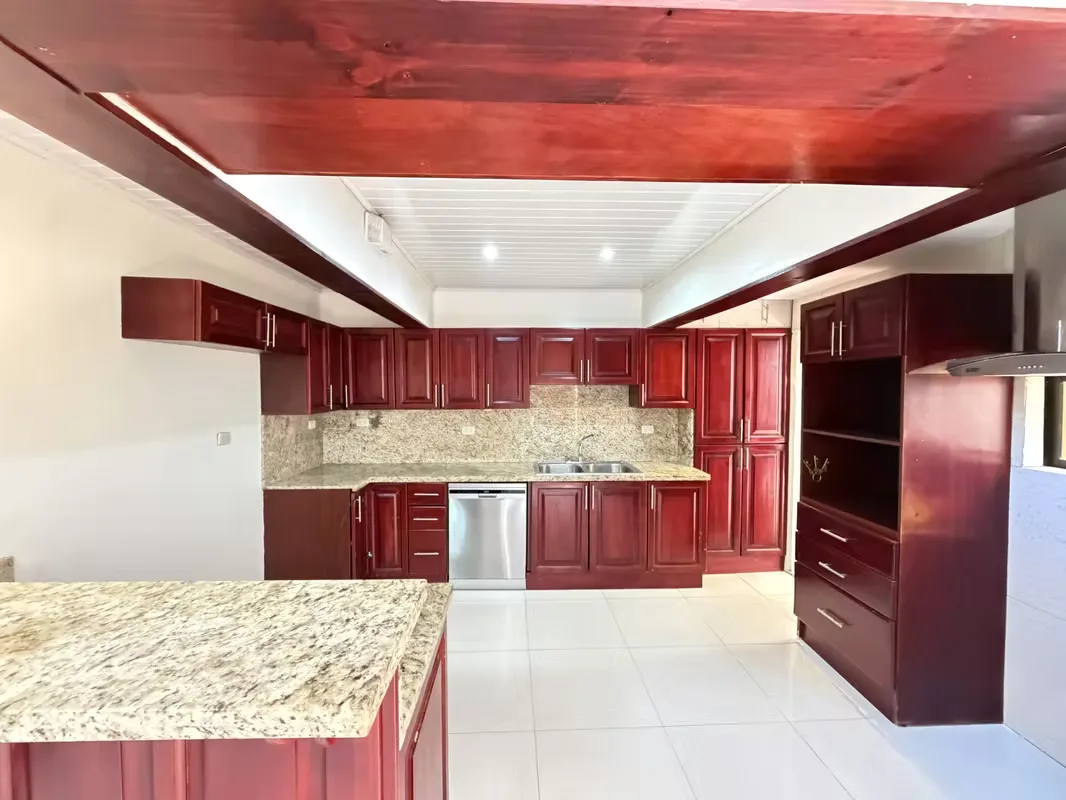 Amplia y cómoda casa de dos niveles ubicada en zona residencial en Moravia, distrito San Vicente, a pocos pasos del Colegio Las Américas. Con 295 m² de construcción sobre un terreno ..., photo 5