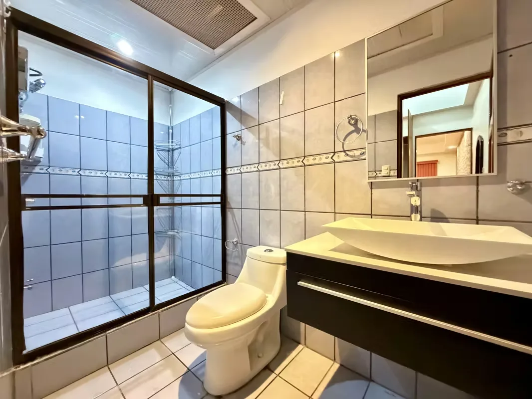 Amplia y cómoda casa de dos niveles ubicada en zona residencial en Moravia, distrito San Vicente, a pocos pasos del Colegio Las Américas. Con 295 m² de construcción sobre un terreno ..., photo 9