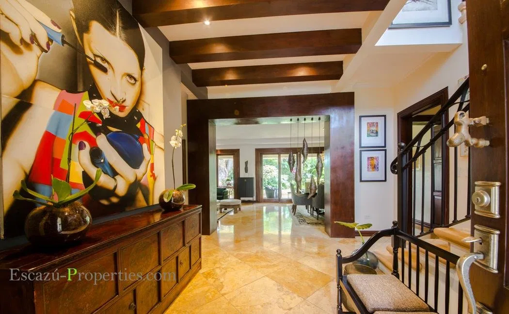 Casa de Lujo en Santa Ana con Piscina